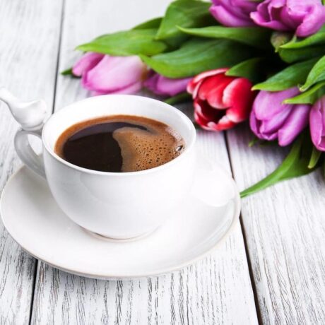 Доброе весеннее утро, цветы и кофе на заставку Айфона 8