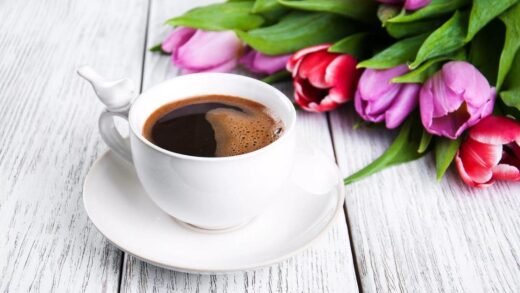 Доброе весеннее утро, цветы и кофе на заставку Айфона 8